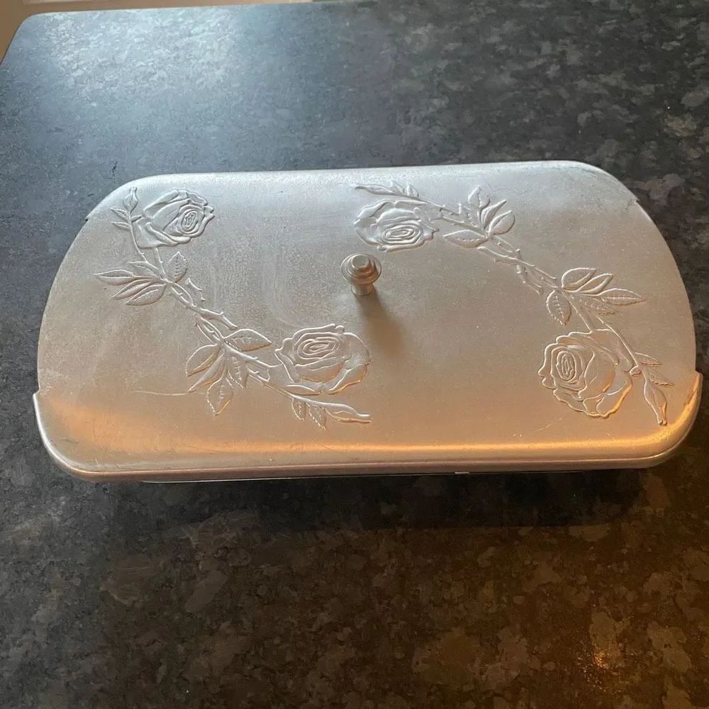 Vintage Roses Embossed Aluminum 2.5 Qt Covered Casserole